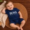 Conjunto Bebê Menino Branco Camiseta Manga Curta Estampa BOSS e Short